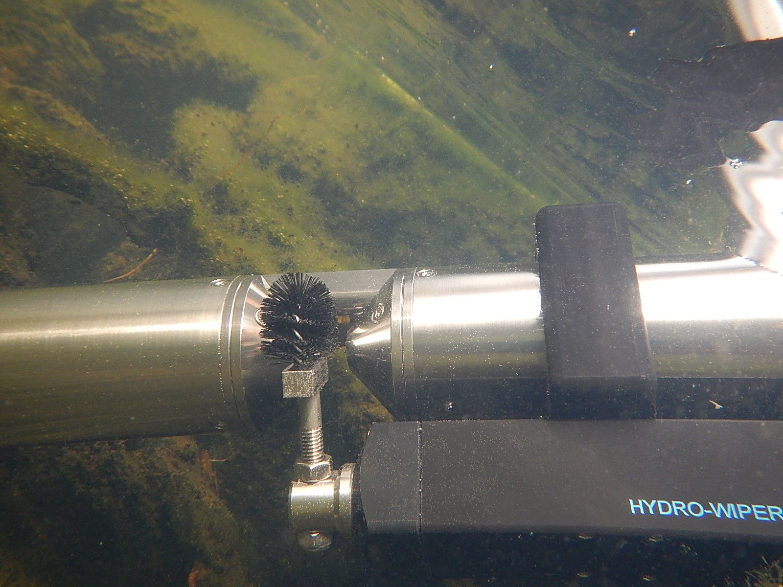 Hydro-Wiper brush working in situ